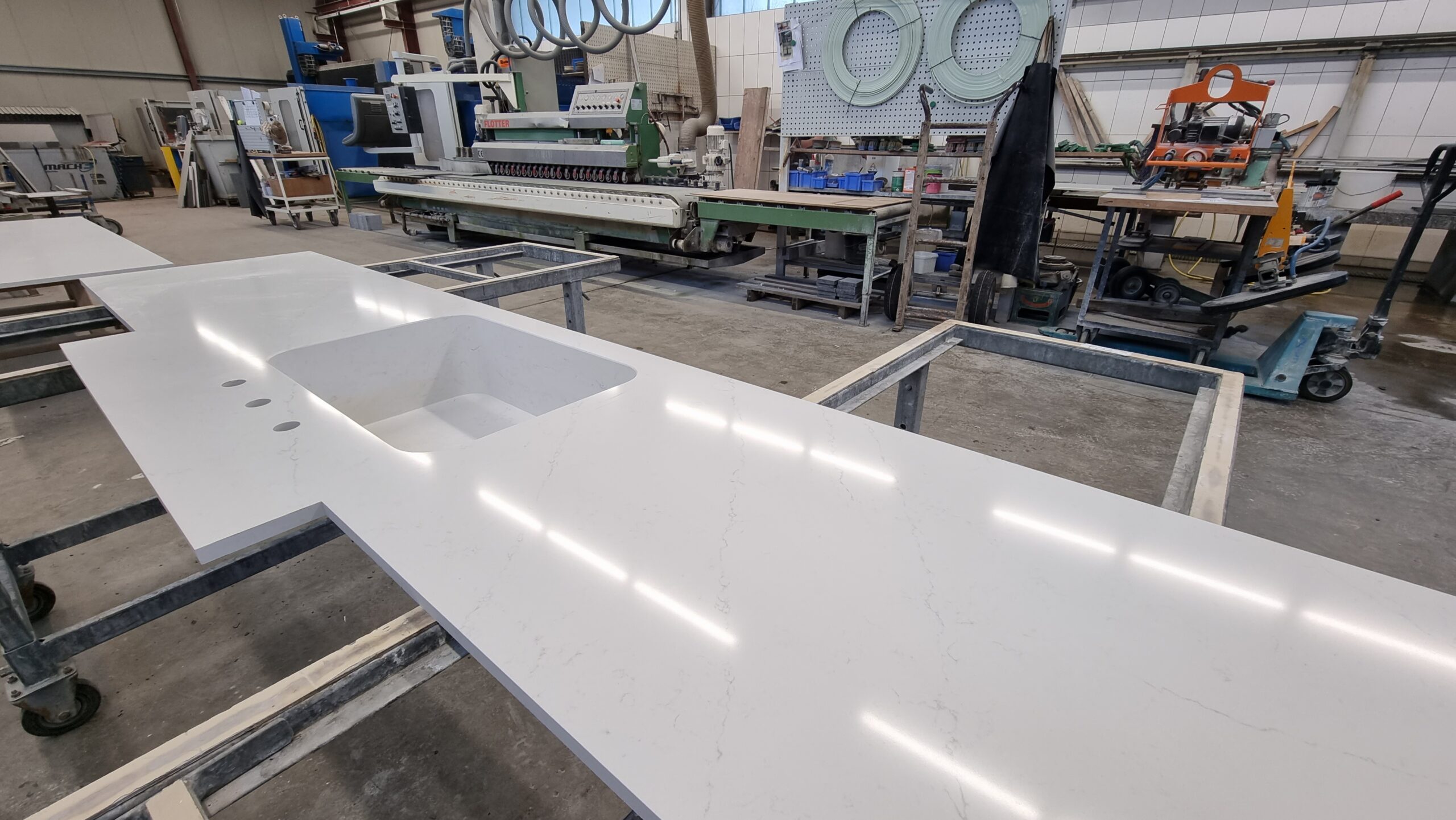 Silestone Küchenarbeitsplatte mit Silestone Becken. Weiß.