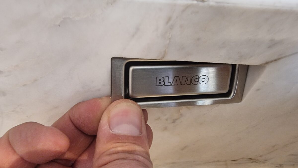 Von uns hergestellte Küchenspüle mit Blanco-Einlage.