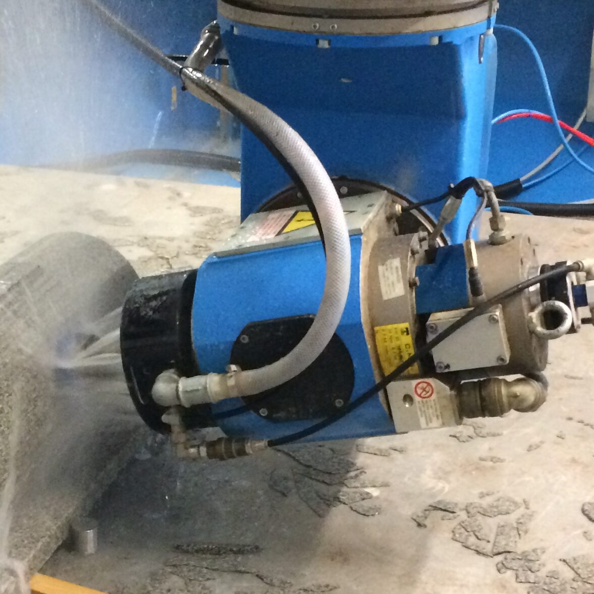 Kopf einer 5 Achs CNC Wasserstrahlschneidanlage.
