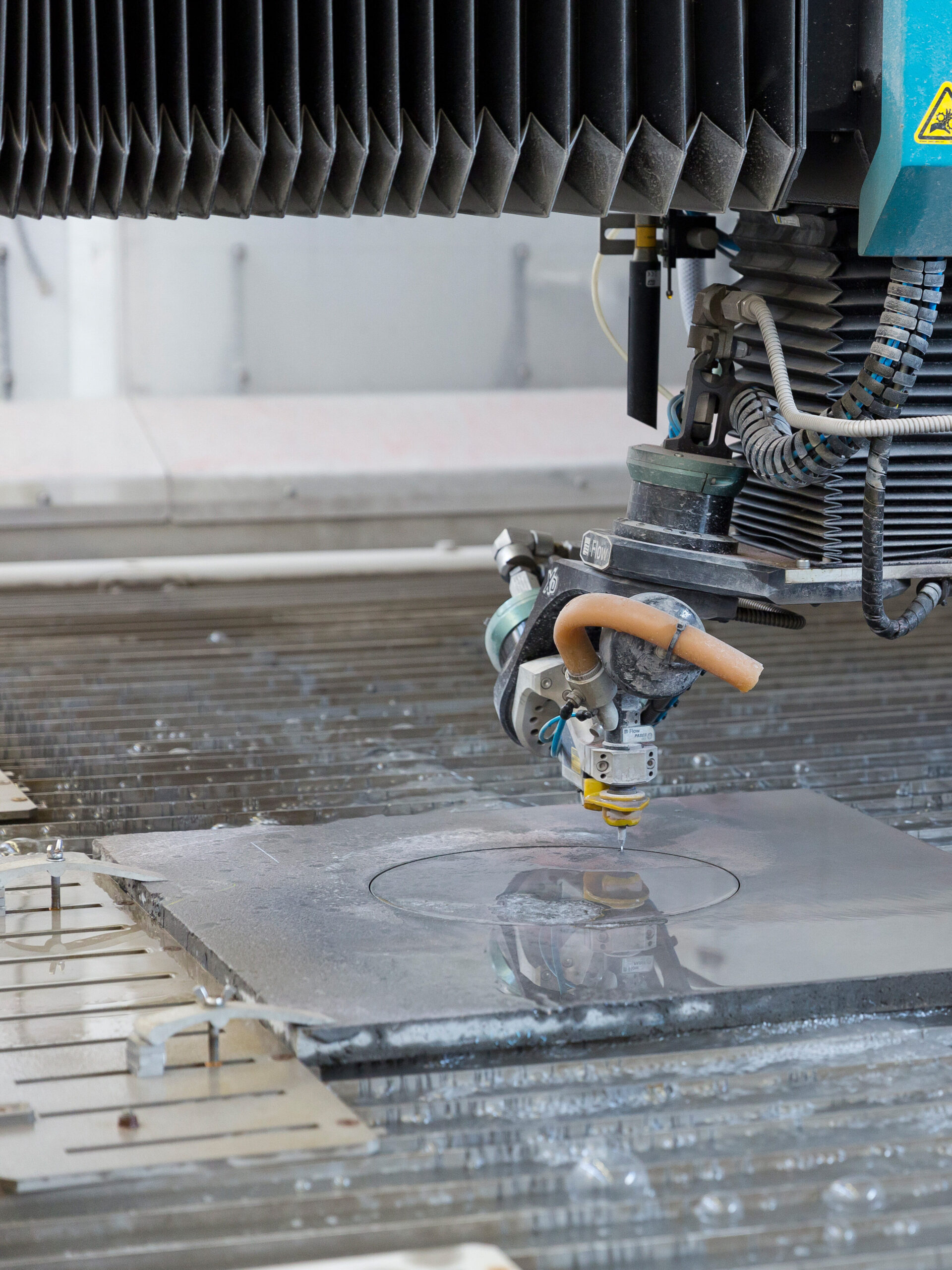 Wasserstrahlschneideanlage von Flow in unserer Werkstatt.